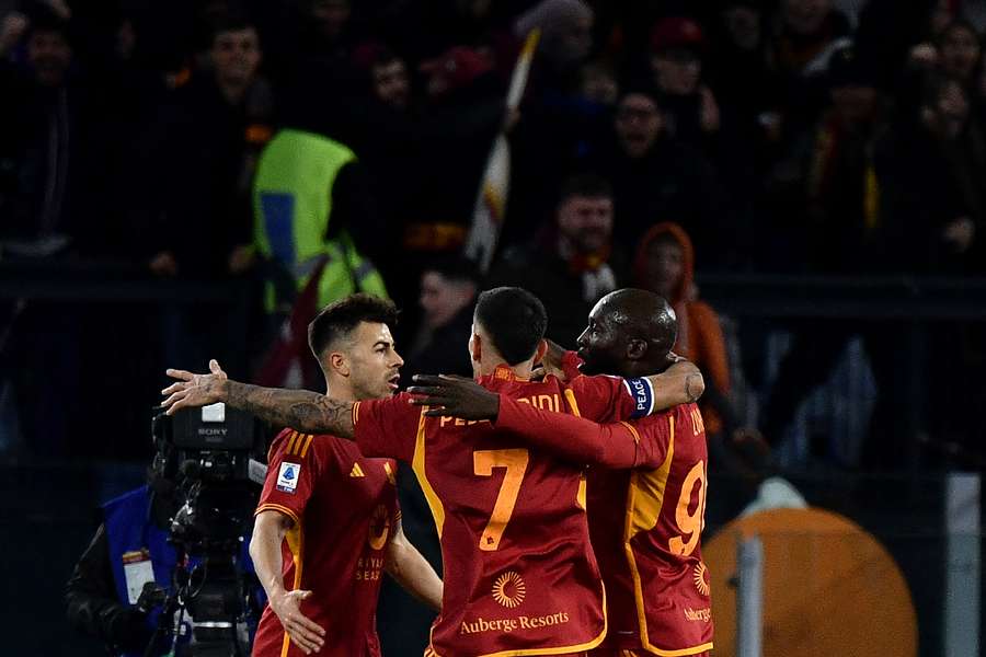 Lorenzo Pellegrini es felicitado por el delantero romanista Romelu Lukaku tras marcar el segundo gol de su equipo.
