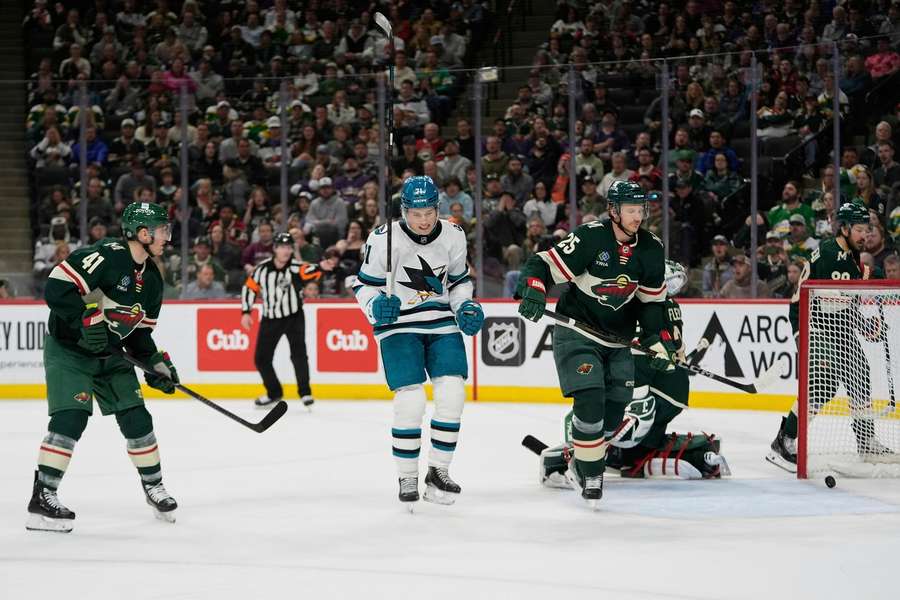 Macklin Celebrini slaví gól do sítě Minnesoty.