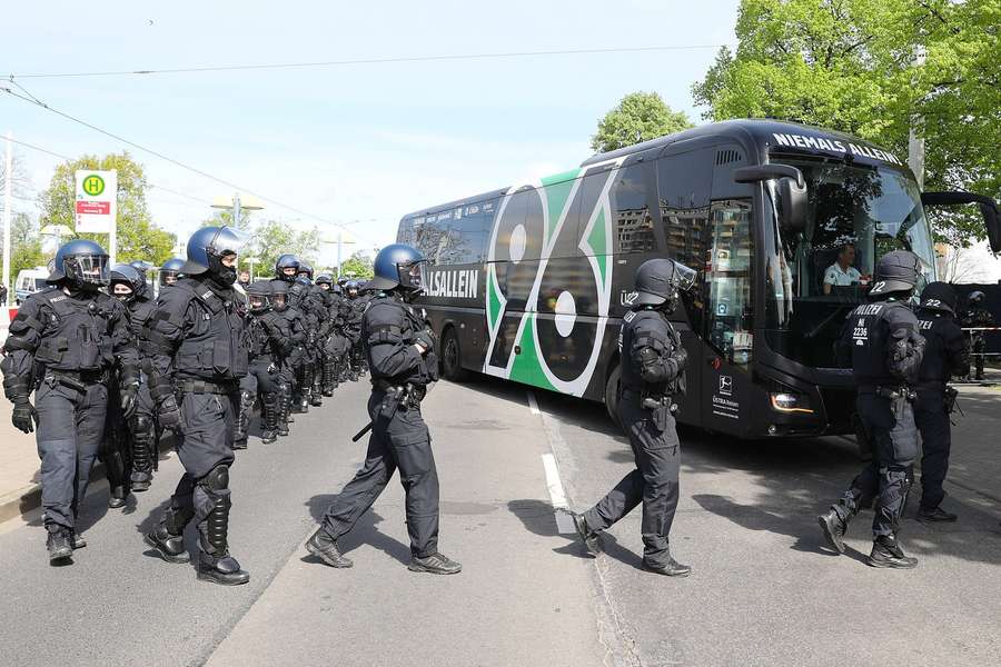 Hannovers Mannschaftsbus wird von einer Polizeieinheit eskortiert.