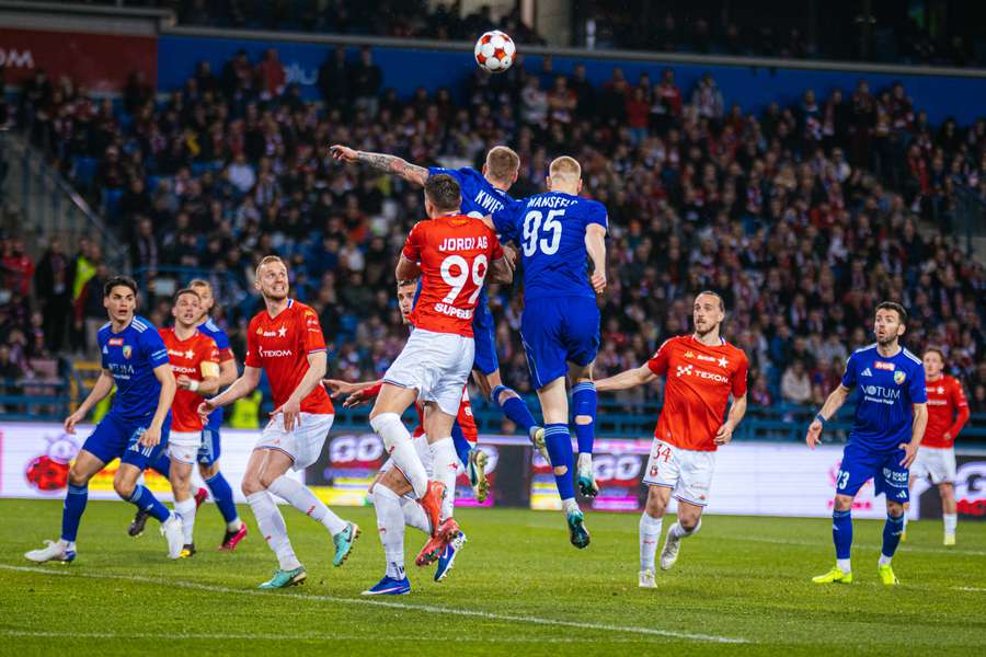 Wisła była na linach, ale tym razem pokonała Miedź, cenne przełamanie lidera