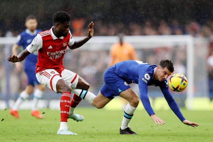 Arsenals Thomas Partey in duel met Chelsea's Mason Mount tijdens de eerdere ontmoeting dit seizoen op 6 november 2022