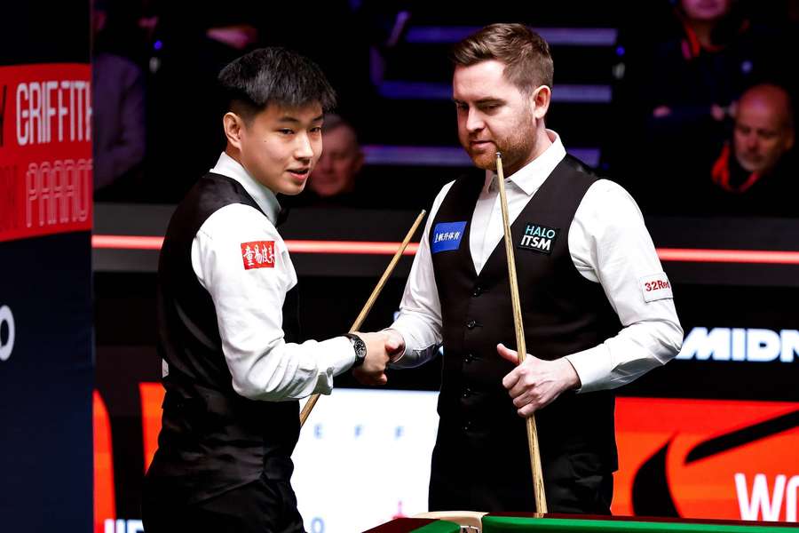 Zhao Xintong und Jak Jones nach dem Sieg des Chinesen.