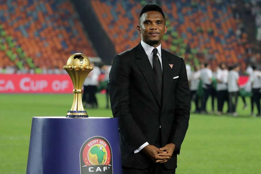 Samuel Eto'o mit der Trophäe des Afrika-Cups 2019