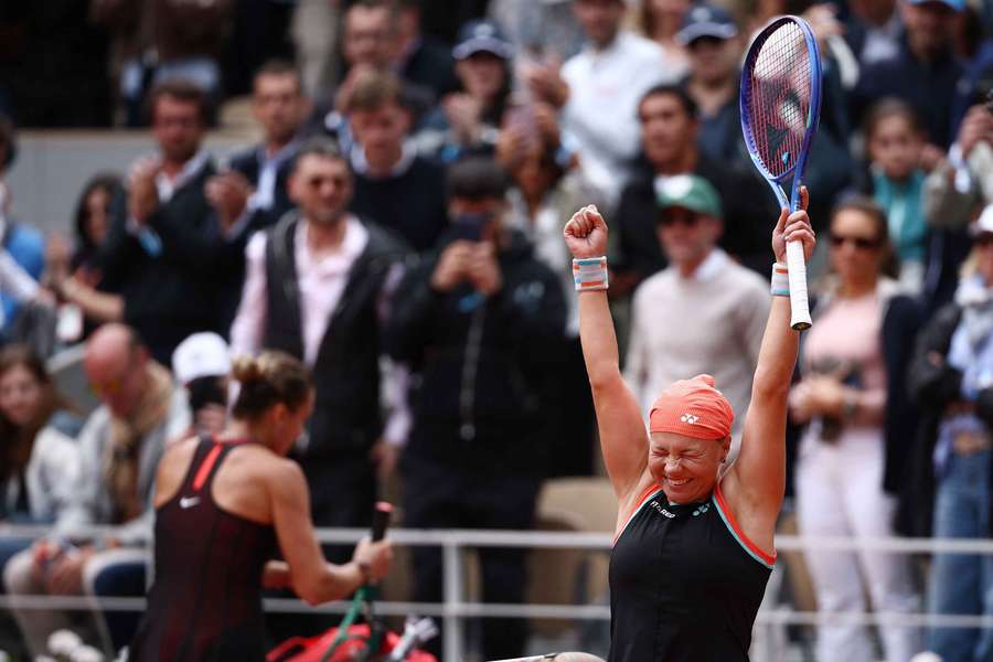 Shnaider celebra y Sabalenka se despide Shnaider celebra y Sabalenka se despide