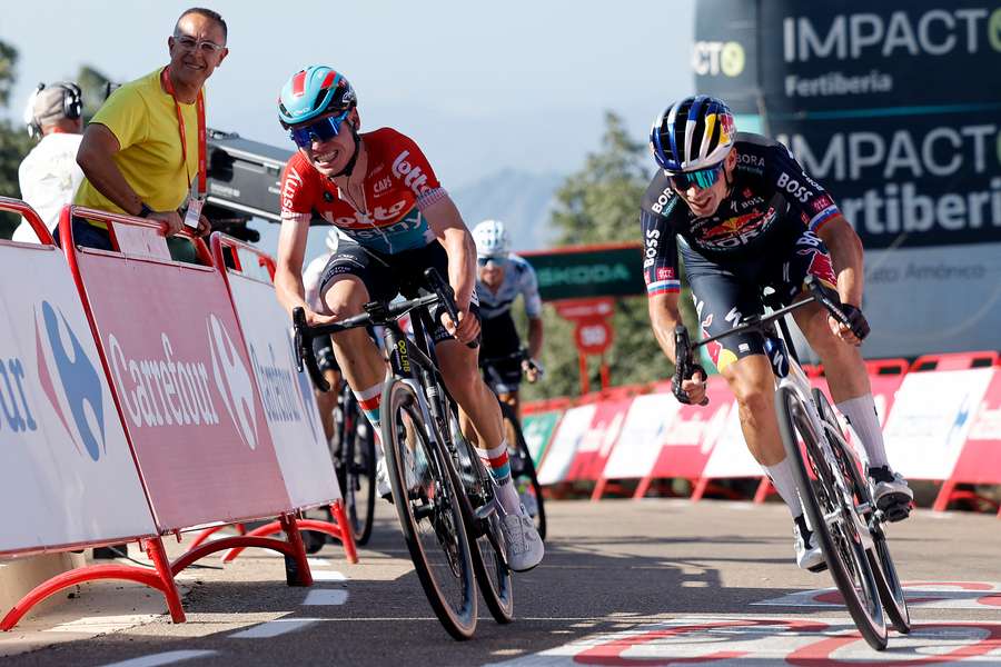 Primoz Roglic hentede tirsdag sin etapesejr nummer 13 i Vuelta a España i løbet af karrieren til stor ærgrelse for belgiske Lennert Van Eetvelt.