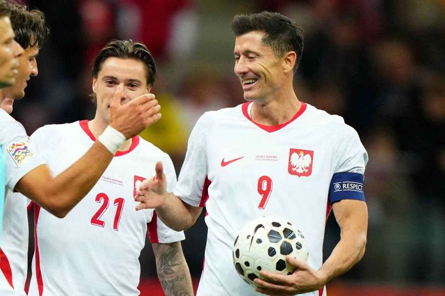 Robert Lewandowski nimmt die Glückwünsche seiner Mitspieler entgegen. Robert Lewandowski nimmt die Glückwünsche seiner Mitspieler entgegen.