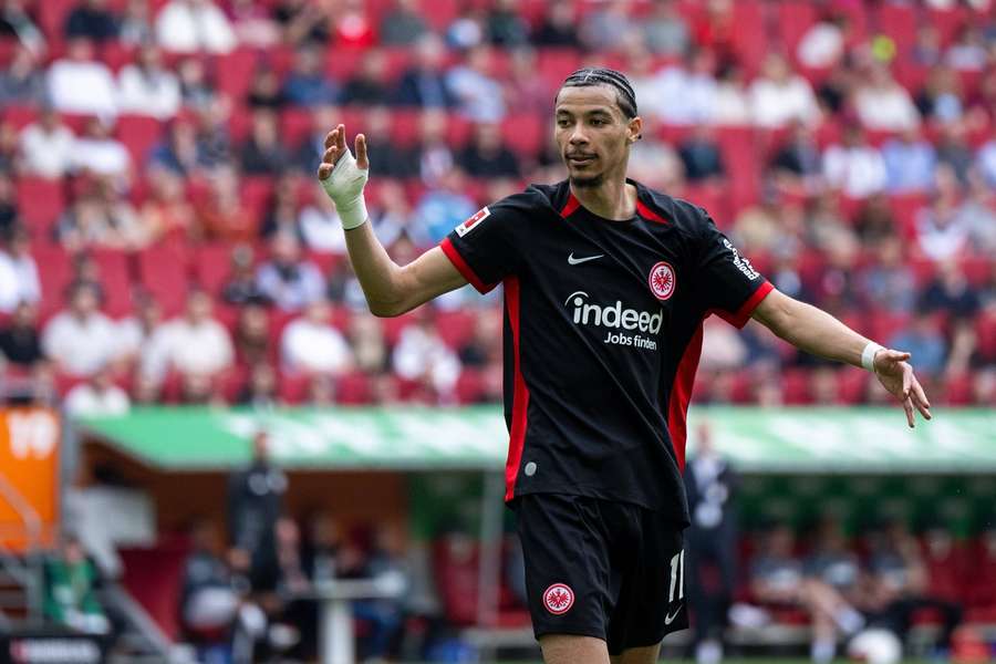 Newcastle in Eintracht Frankfurt contact; plan record Ekitike bid