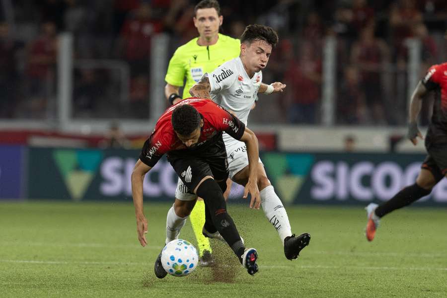 Gramado da Arena da Baixada estava longe de suas melhores condições