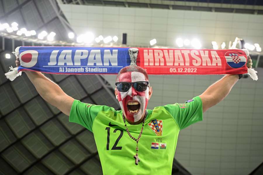Een Kroatische fan in aanloop naar de wedstrijd tegen Japan