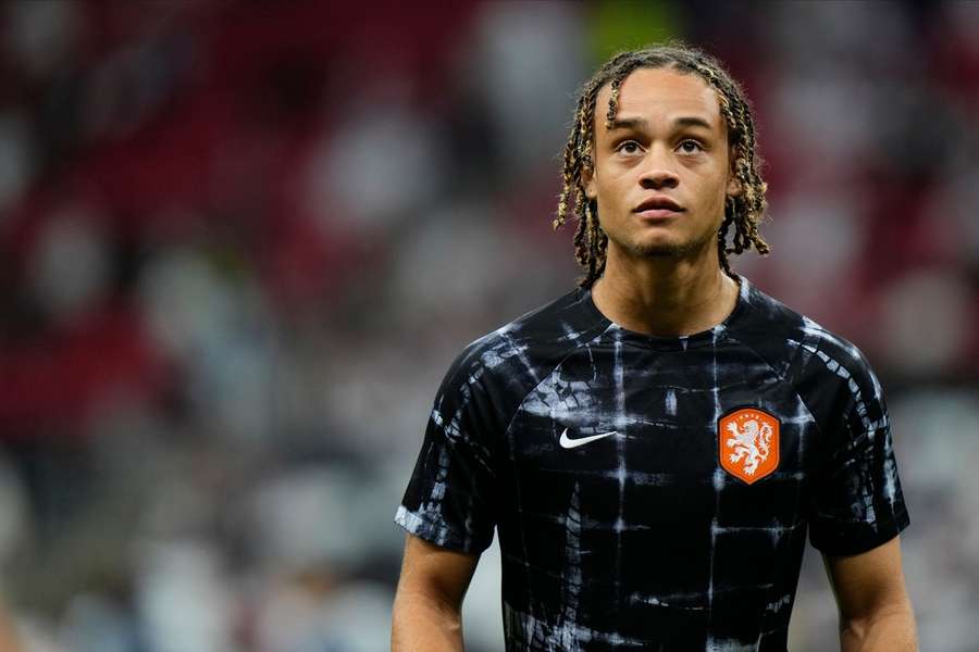 Xavi Simons tijdens de warming-up voor de wedstrijd tegen Qatar. Hij zou uiteindelijk niet spelen