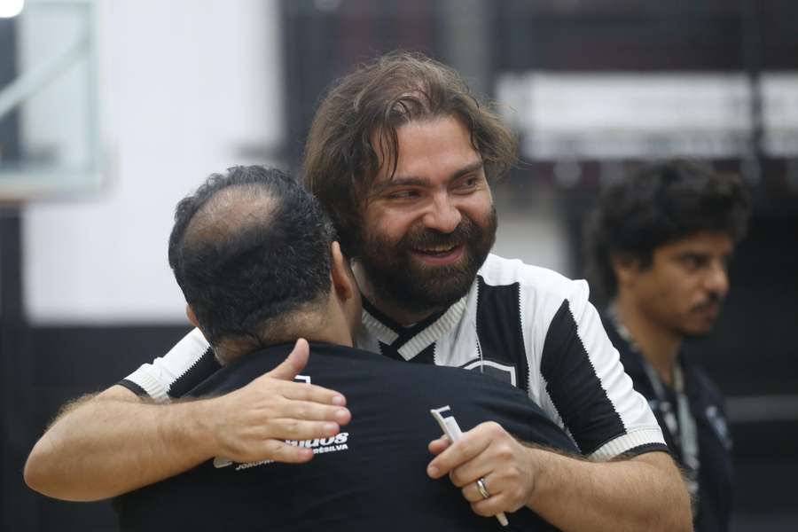 João Paulo Magalhães recebe os cumprimentos após vitória 