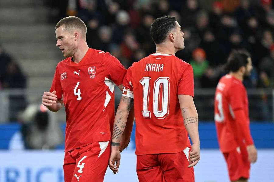 Xhaka (à direita) é a grande referência suíça Xhaka (à direita) é a grande referência suíça