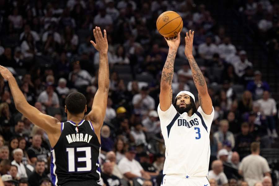 Dallas Mavericks forward Anthony Davis shoots a three-point basket over Sacramento Kings forward Keegan Murray