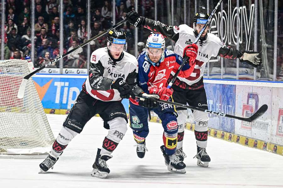 Mašín (vpravo) poprvé naskočil do letošního play off.