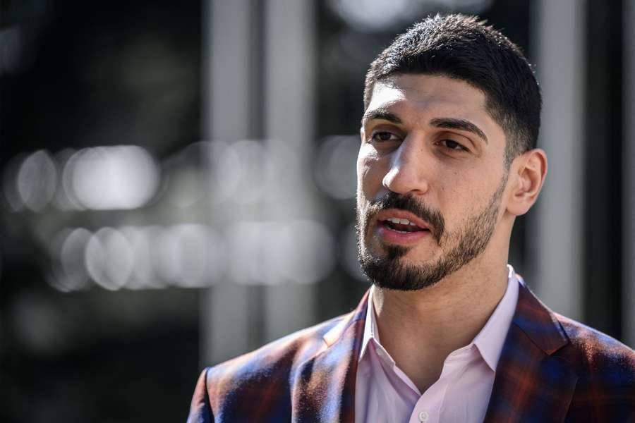 Enes Kante, una figura polémica en la NBA Enes Kante, una figura polémica en la NBA