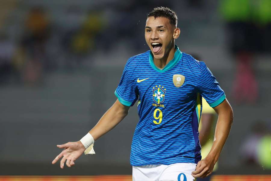 Deivid Washington fez dois gols na vitória do Brasil sobre o Equador