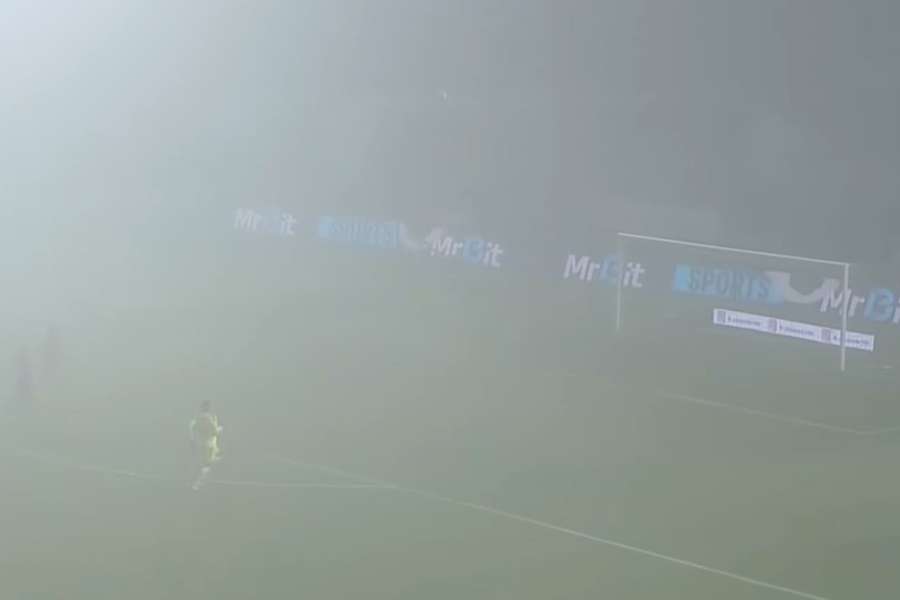 Gol "fantomă" marcat de la mijlocul terenului pe o ceață densă.