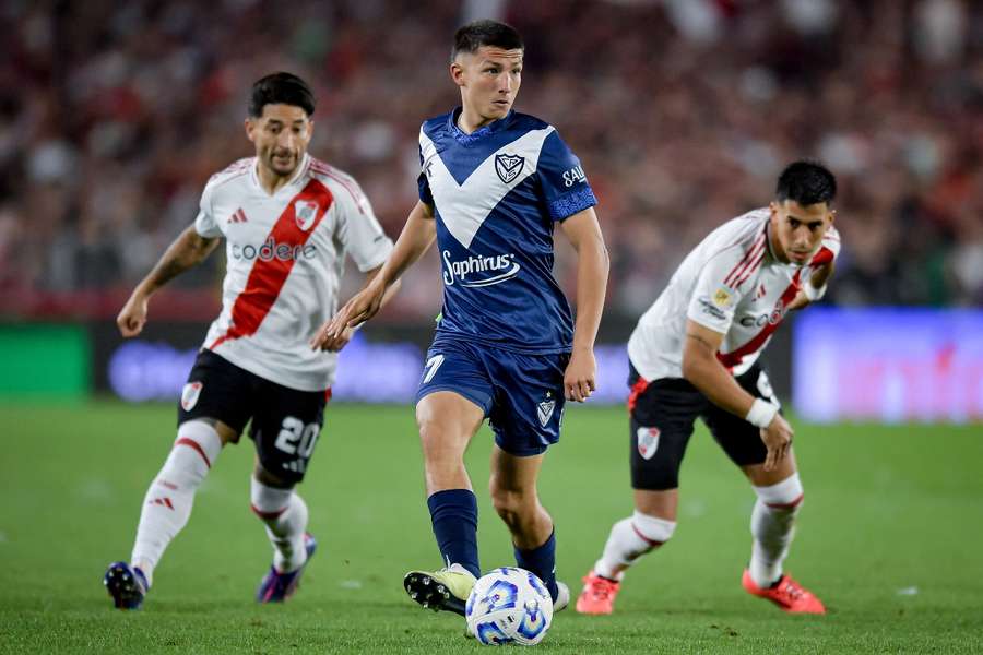 Thiago Fernández em ação pelo Vélez Thiago Fernández em ação pelo Vélez