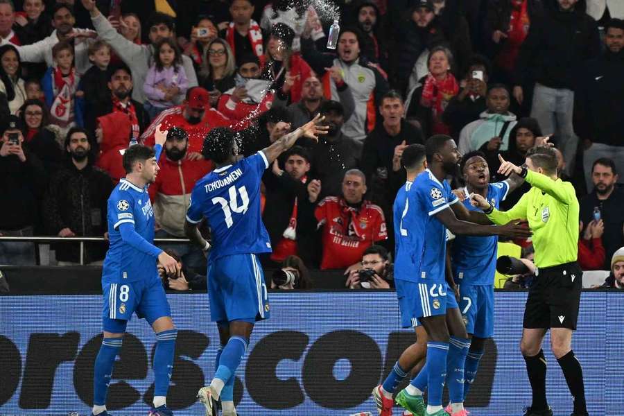 Duelul Benfica - Real din manșa tur a play-off-ului pentru optimile UCL a fost umbrit de incidente atât în teren, cât și în tribune