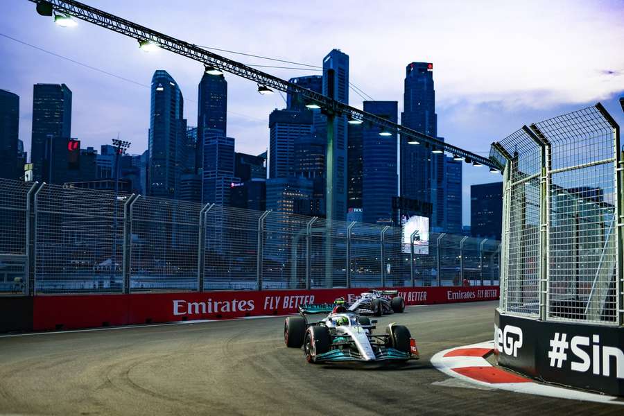 Lewis Hamilton ovládl úvodní trénink.