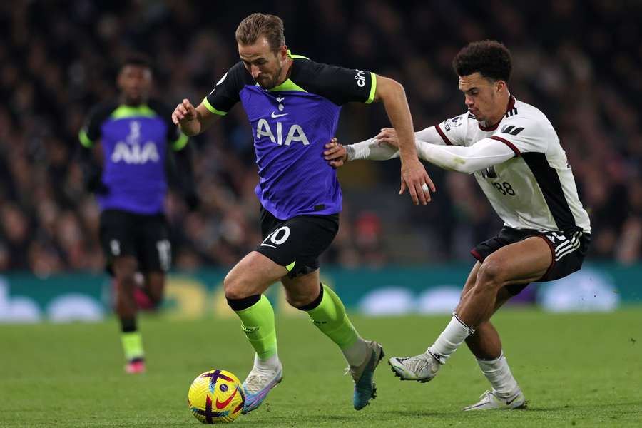 Harry Kane snelt langs Antonee Robinson (R)