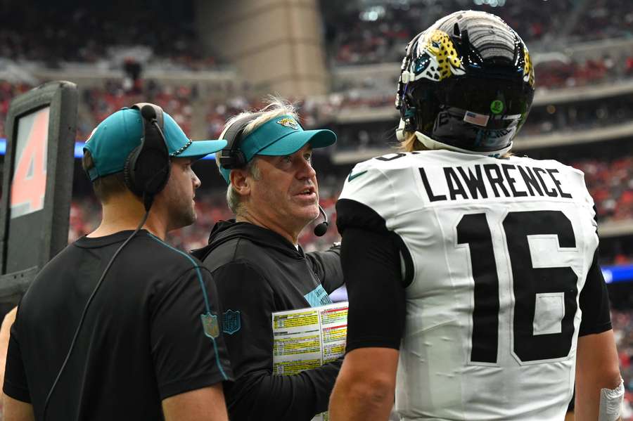 Doug Pederson overlegt met quarterback Trevor Lawrence