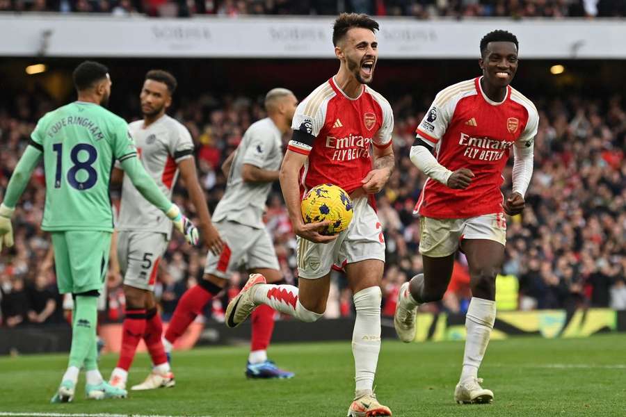 Fábio Vieira comemora gol no Emirates Stadium