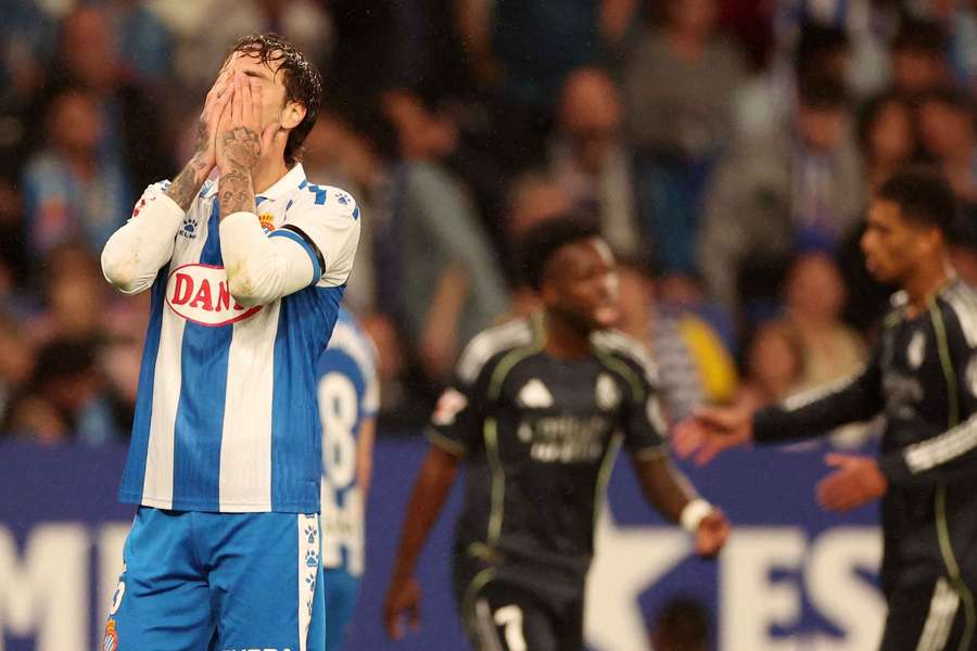 Fernando Calero se lamenta de una acción durante un partido ante el Real Madrid