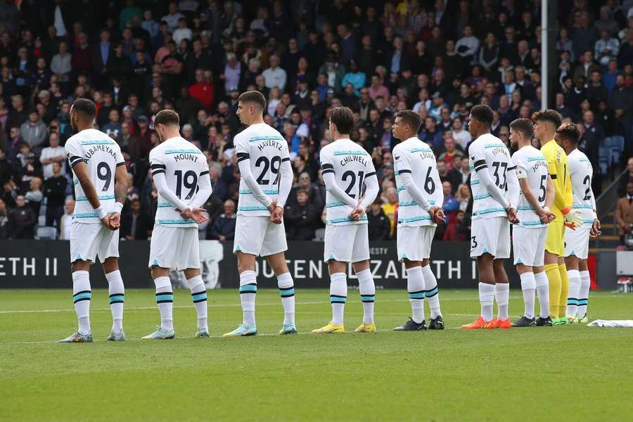 L'équipe titulaire de Chelsea ce samedi, observant une minute de silence après le drame de l'Arema FC.