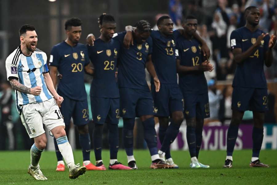 Messi celebra delante de los jugadores franceses. Messi celebra delante de los jugadores franceses.