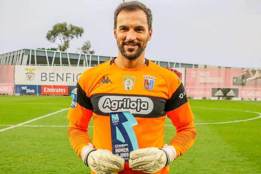 Vágner com o prémio de melhor em campo frente ao Benfica B