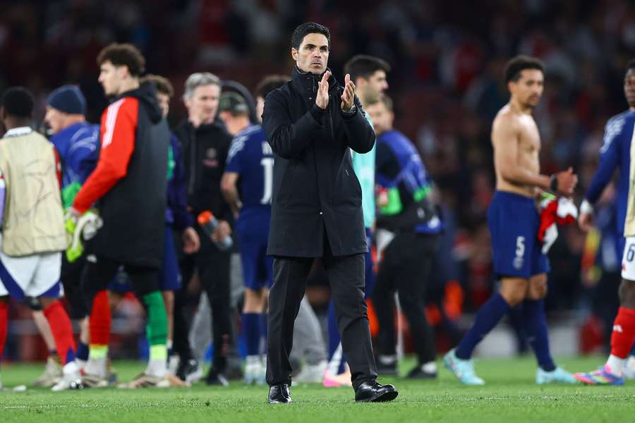 Mikel Arteta, entrenador del Arsenal, aplaude a la afición al final del partido