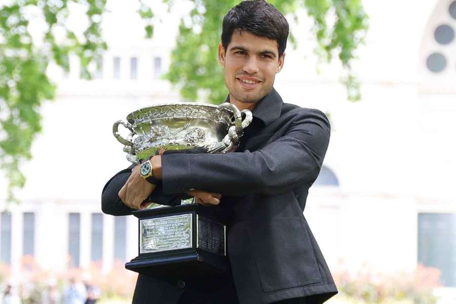 Alcaraz, con el trofeo del Open de Australia