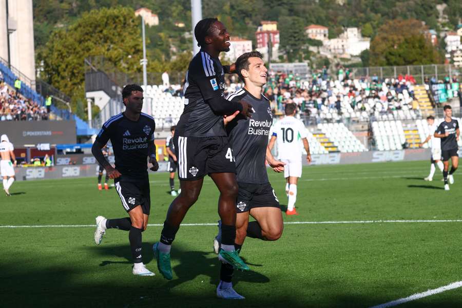 Douvikas viene portato in trionfo