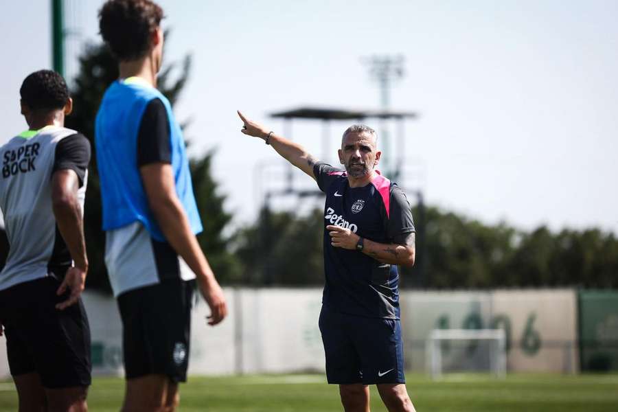 Rui Borges dá indicações no treino