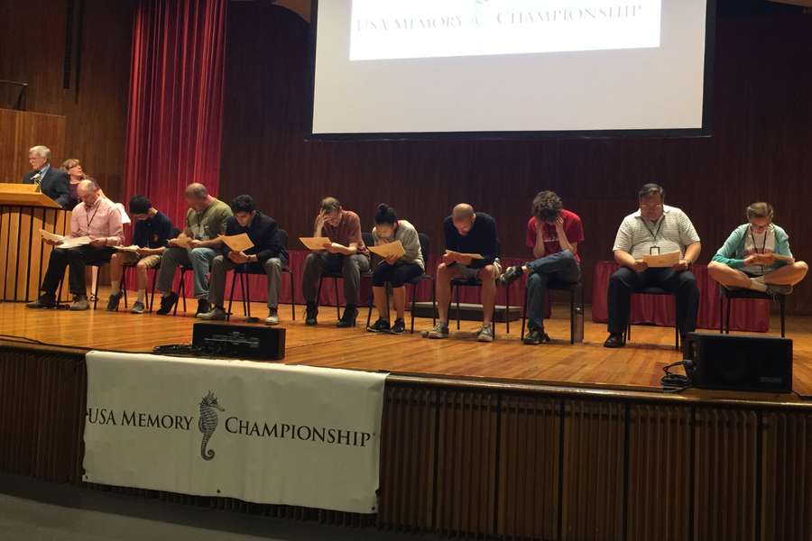 Competidores memorizando palavras no Campeonato de Memória dos EUA