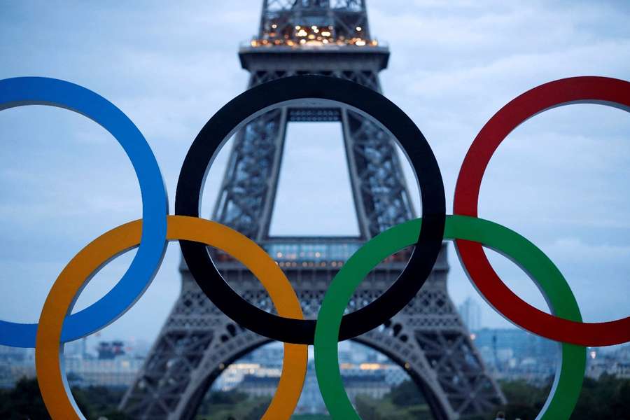 Os anéis olímpicos em frente à Torre Eiffel