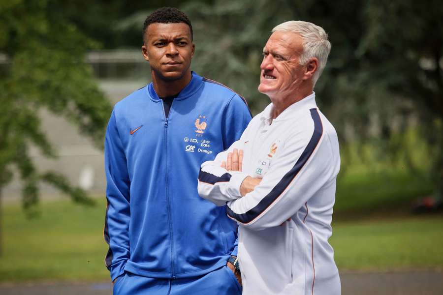 Mbappé et Deschamps à Clairefontaine mardi.