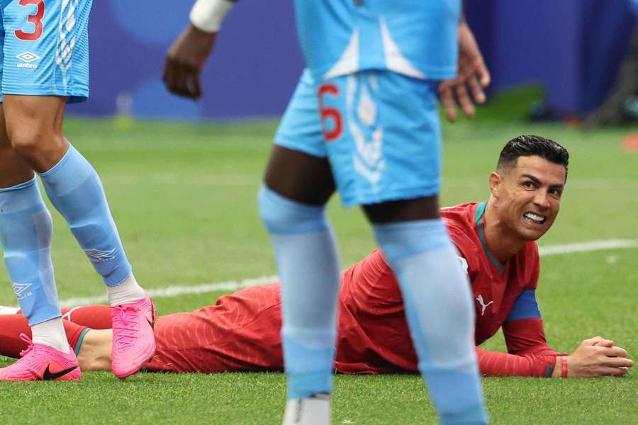 Portugalsku nepomohol k triumfu ani nový rekordér Ronaldo. Portugalsku nepomohol k triumfu ani nový rekordér Ronaldo.