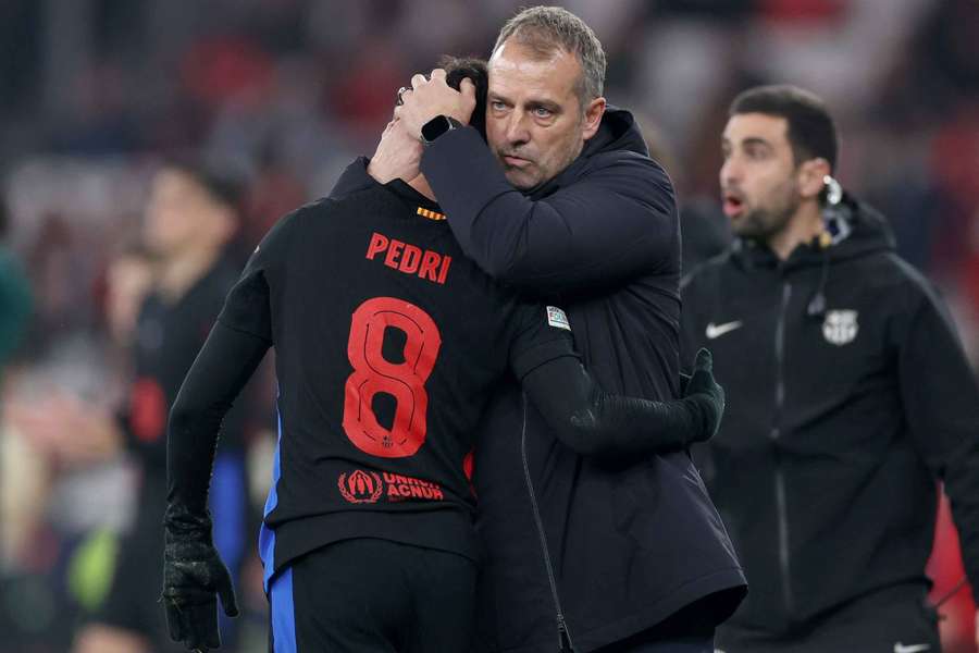 Hansi Flick herzt Spielmacher Pedri