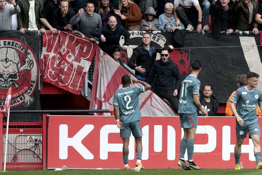Sparta's Shurandy Sambo viert zijn doelpunt op provocerende wijze voor de supporters van FC Twente