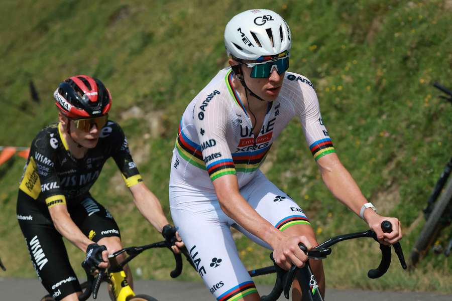 Vingegaard (l.) konnte am Tourmalet nicht lange mit Pogacar mithalten