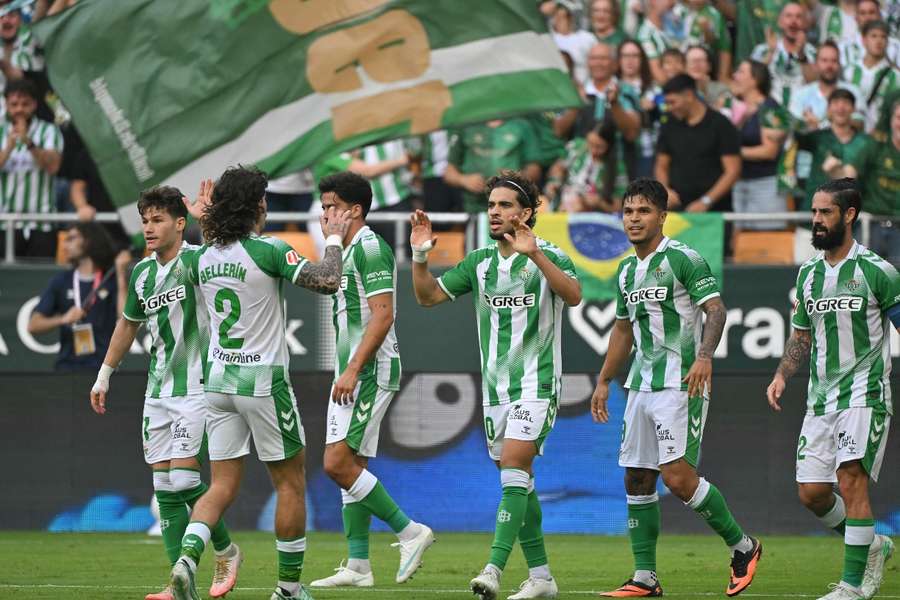 Abde celebra con sus compañeros del Betis el 2-0 Abde celebra con sus compañeros del Betis el 2-0