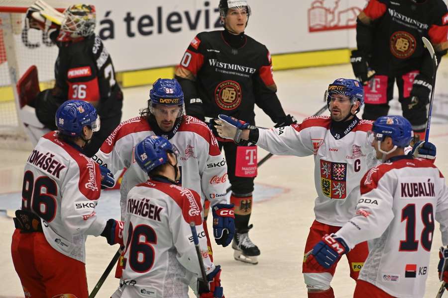 Čeští hokejisté se radují z gólu v německé síti.