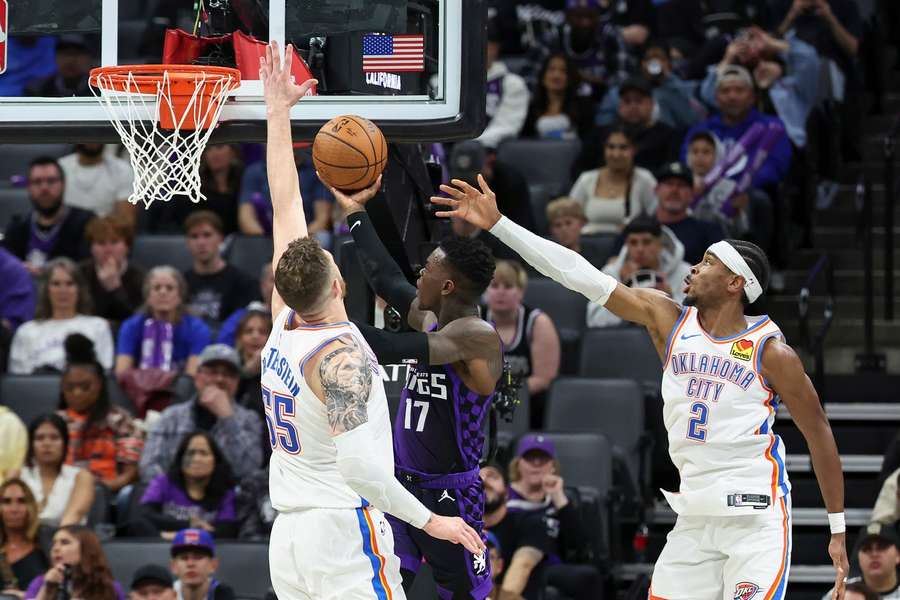 Dennis Schröder (M.) und Isaiah Hartenstein (l.) sind in der NBA bislang nur als Gegner aufeinandergetroffen.