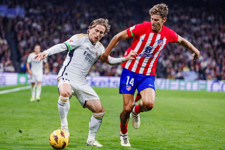 Modric ante Marcos Llorente en uno de los derbis de la pasada temporada