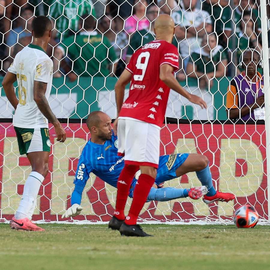 Marcelo Lomba foi decisivo para segurar o ataque do Noroeste