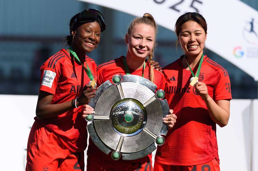 Die Bayern-Spielerinnen jubeln über den Titelgewinn 2024/25 Die Bayern-Spielerinnen jubeln über den Titelgewinn 2024/25