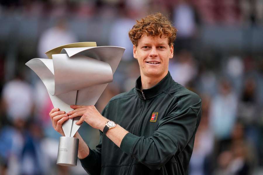 Jannik Sinner con il Madrid Open Trophy