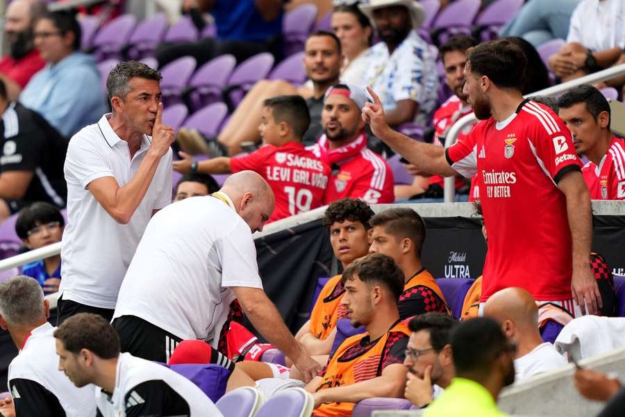 Kokçü em discussão acesa com Bruno Lage
